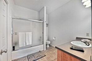 Combined shower/bathtub, hair dryer, towels, soap
