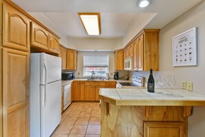 Coffee/tea maker, fridge, microwave, oven