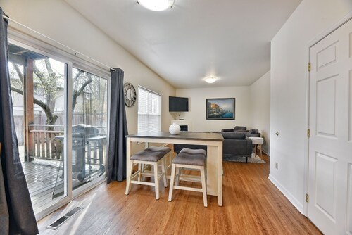 230-Downstairs-Duplex-Private Bathroom-Mountain View