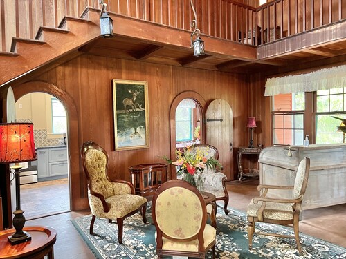 Private 2 Bedroom Suite with AC in Historic Mansion Steps from the Beach