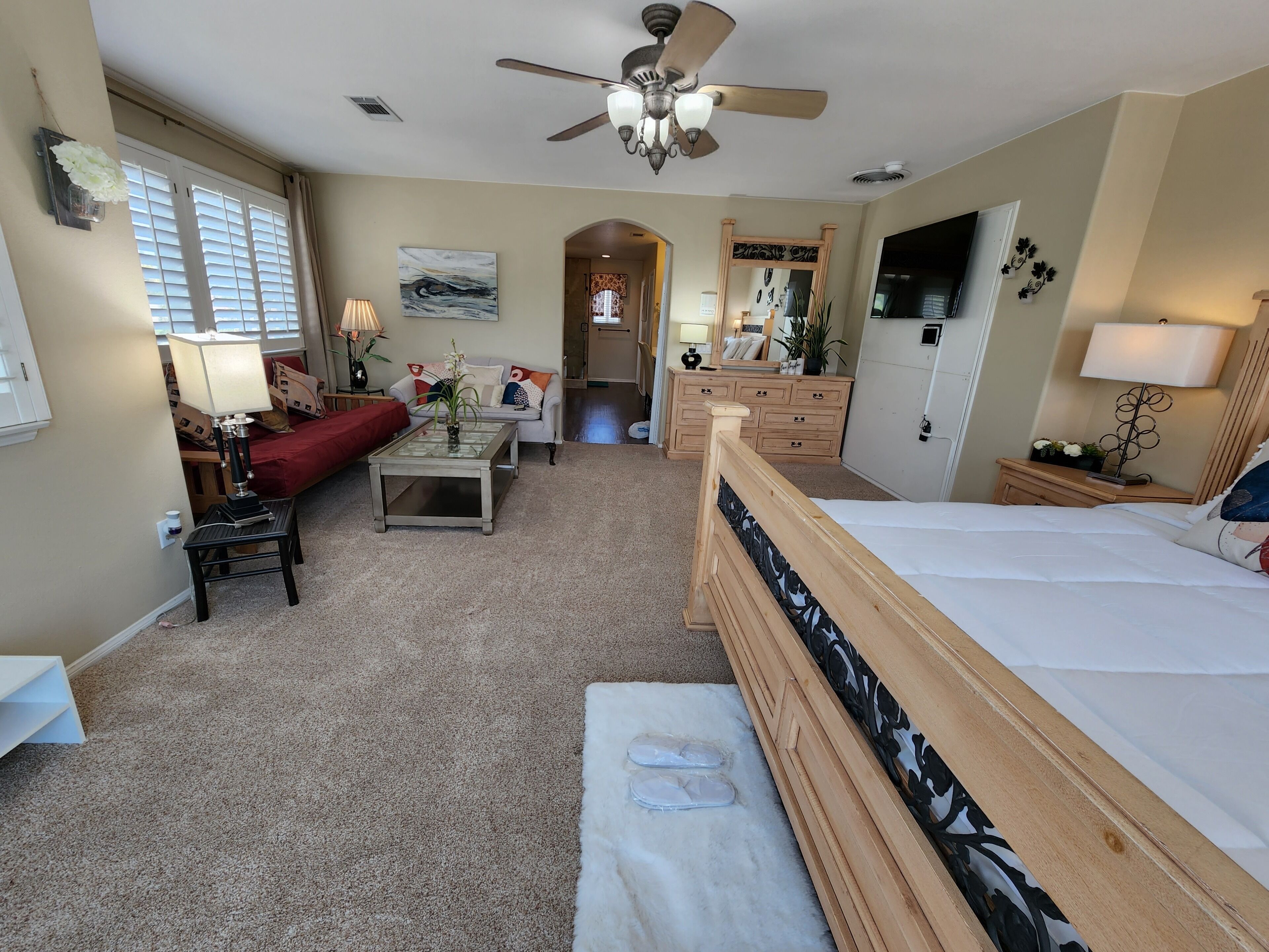 Huge luxurious Master Bedroom Suite w/ full privacy & View