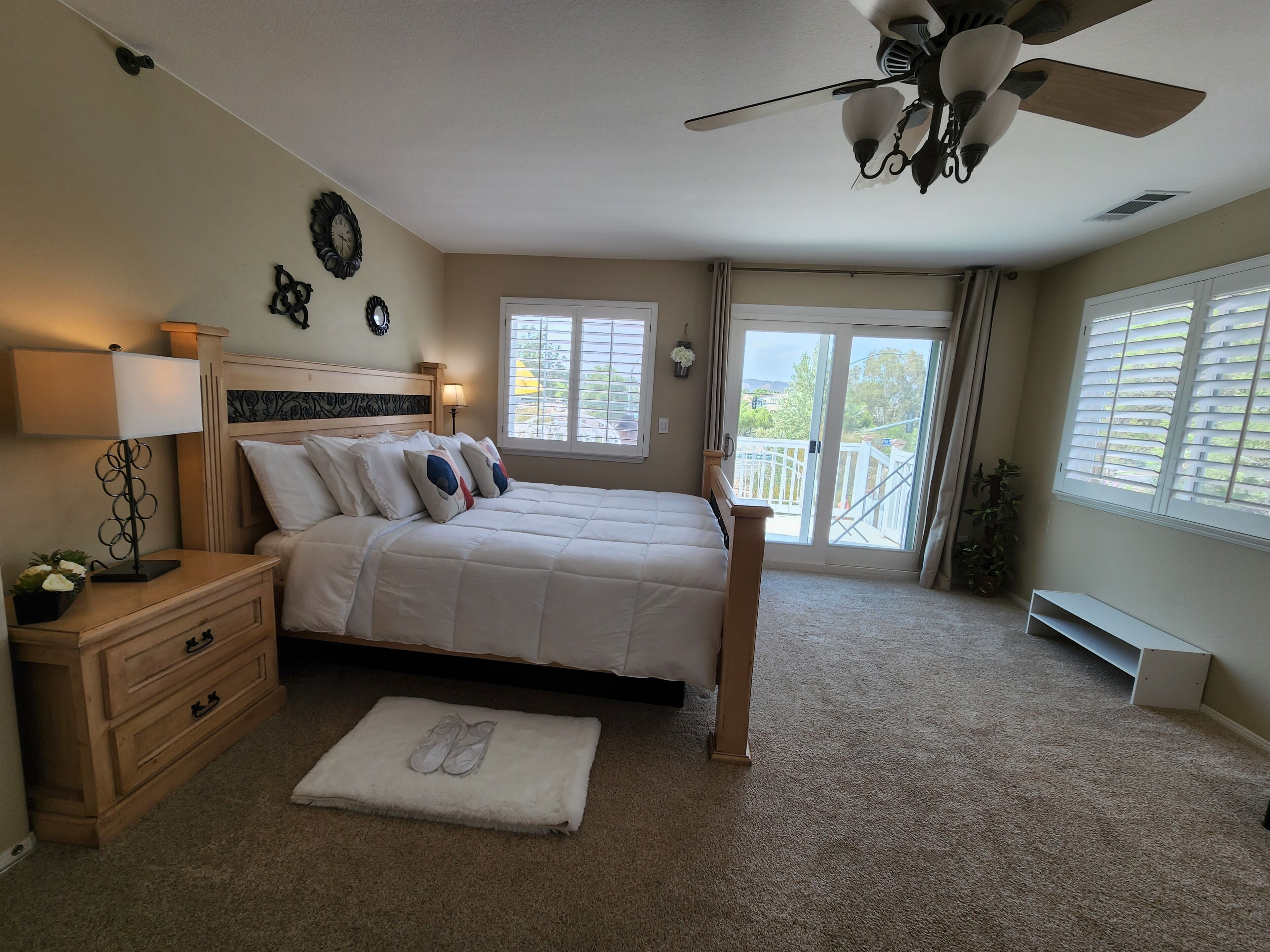 Huge luxurious Master Bedroom Suite w/ full privacy & View