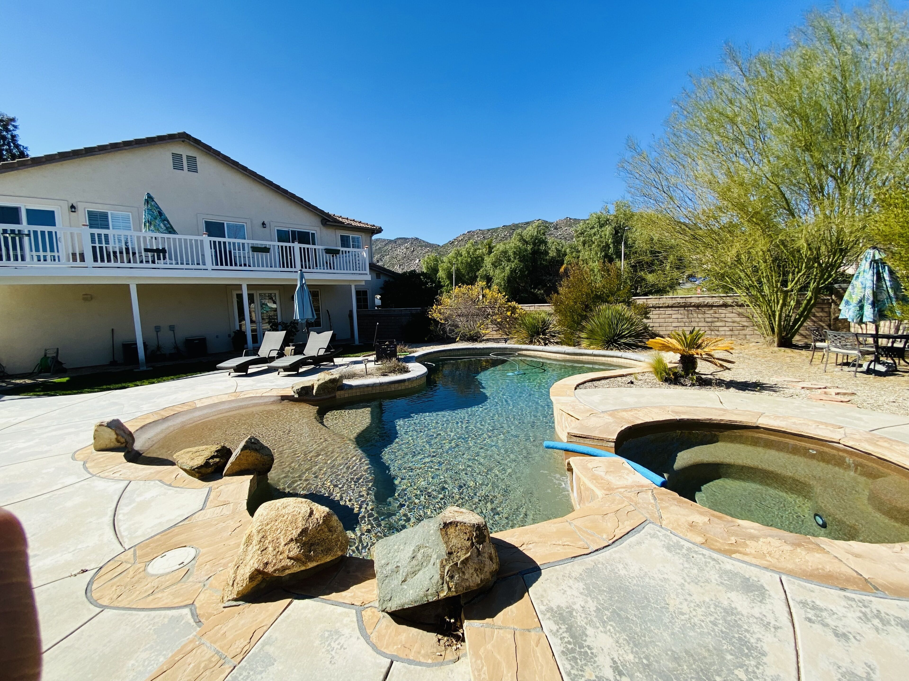 Huge luxurious Master Bedroom Suite w/ full privacy & View