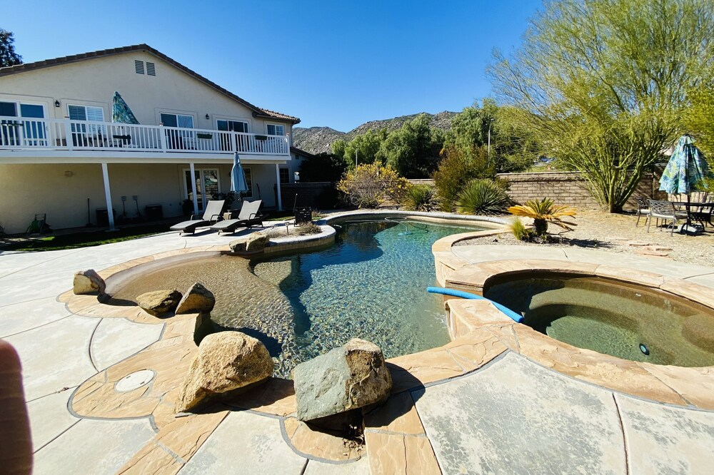 Huge luxurious Master Bedroom Suite w/ full privacy & View