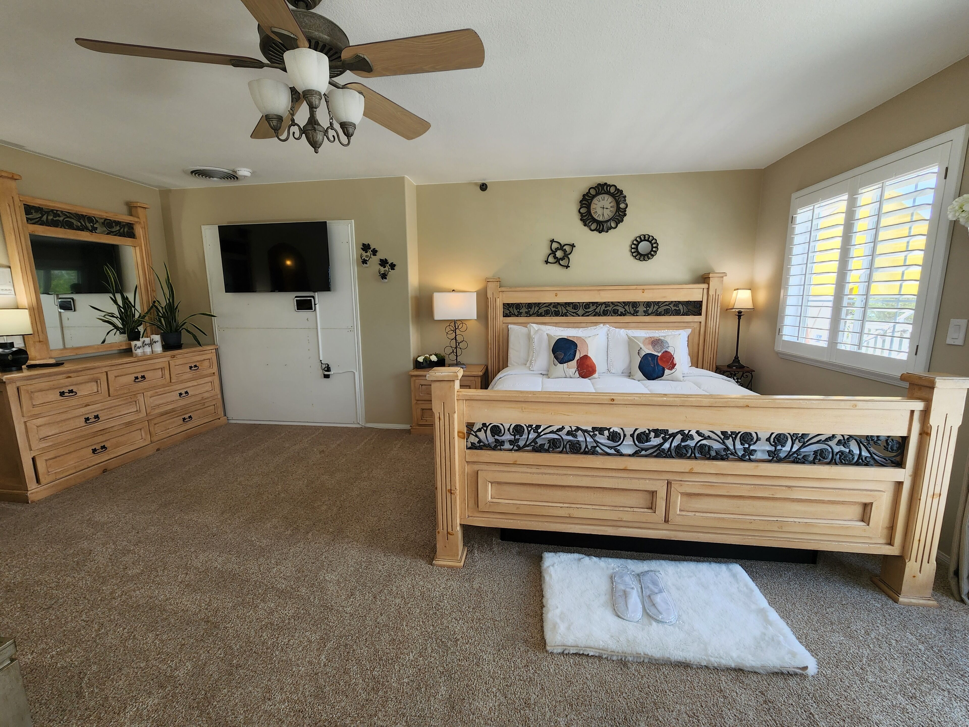 Huge luxurious Master Bedroom Suite w/ full privacy & View