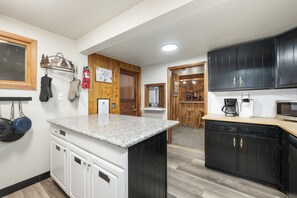 Jääkaappi, mikroaaltouuni, uuni, astianpesukone