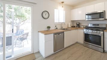 Een koelkast, een magnetron, een oven, een kookplaat