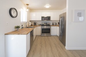 Réfrigérateur, four à micro-ondes, un four, surface de cuisson