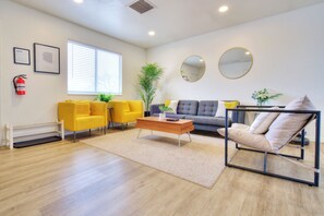 Smart TV - 3 Bedroom With Stunning Yard Close to Horseshoe. (Page)