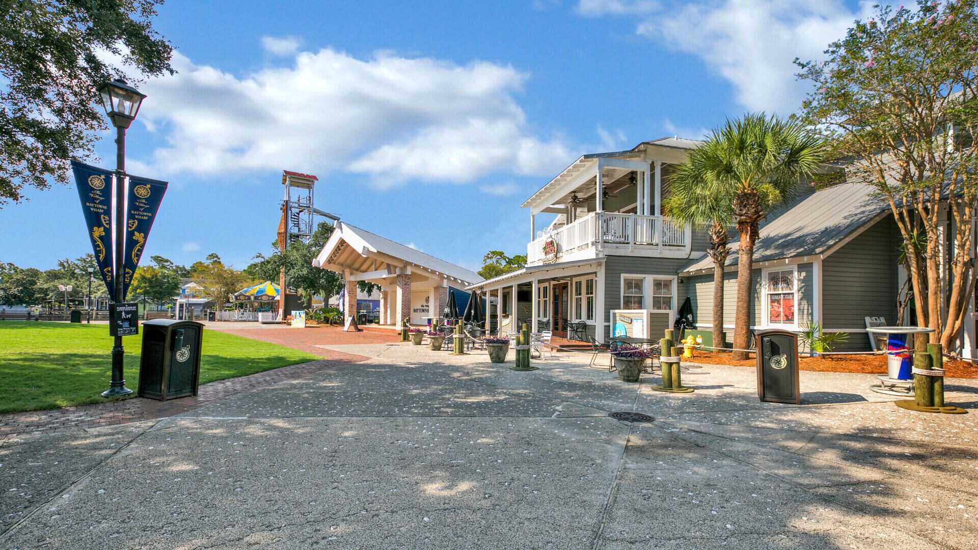 Un hôtel situé en bord de mer, doté d’un patio couvert, d’un espace extérieur aménagé et offrant une vue sur l’océan.