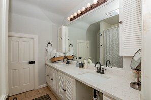 Combined shower/bathtub, hair dryer, towels