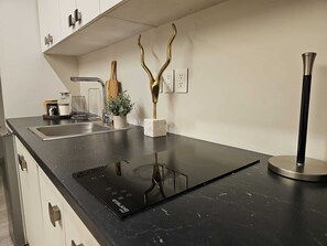 Refrigerador, microondas, placa de cocina, cafetera/tetera