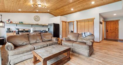 Spectacular Mountain Views / Prime Central Location