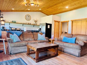 Interior - Montana Charm and Stunning Mountain Views (Kalispell)