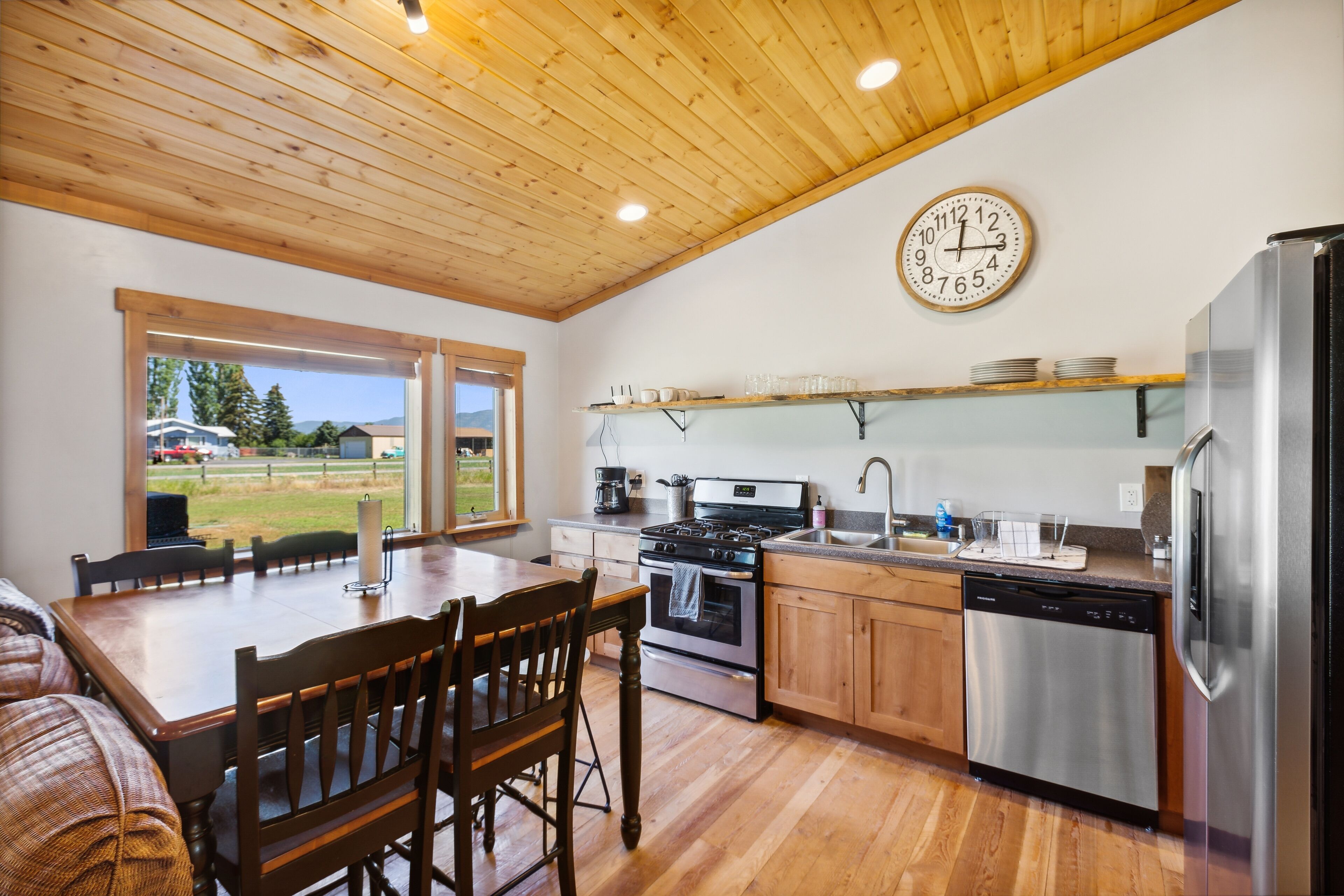 Spectacular Mountain Views / Prime Central Location