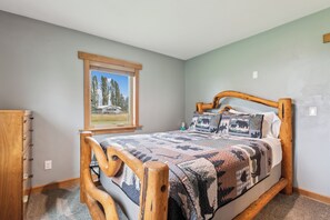 3 bedrooms, iron/ironing board, free WiFi, bed sheets - Montana Charm and Stunning Mountain Views (Kalispell)
