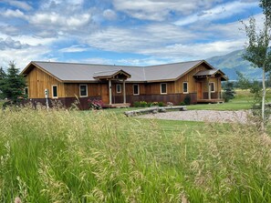 Exterior - Montana Charm and Stunning Mountain Views (Kalispell)