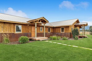 Exterior - Montana Charm and Stunning Mountain Views (Kalispell)