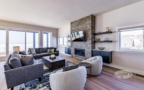 Smart-TV, Kamin, Bücher