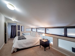 6 bedrooms, desk, iron/ironing board, free WiFi