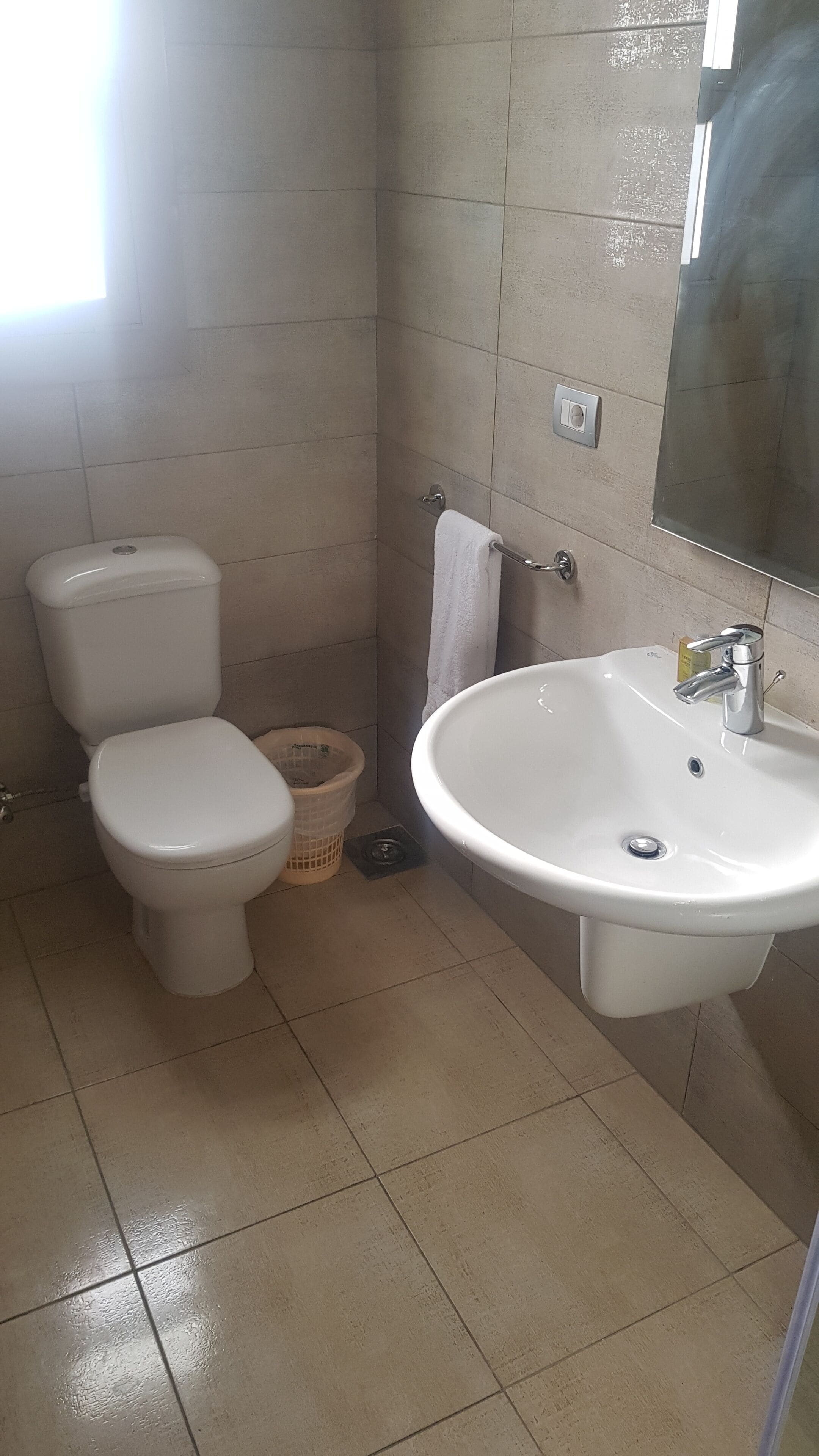 Regadera tipo lluvia, toallas, jabón, shampoo 