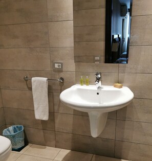 Basic Double Room | Egyptian cotton sheets, premium bedding, minibar, blackout drapes - Green Plaza Inn hotel (Alexandria)