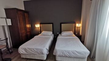 Habitación básica doble | Sábanas de algodón egipcio, ropa de cama de alta calidad y minibar