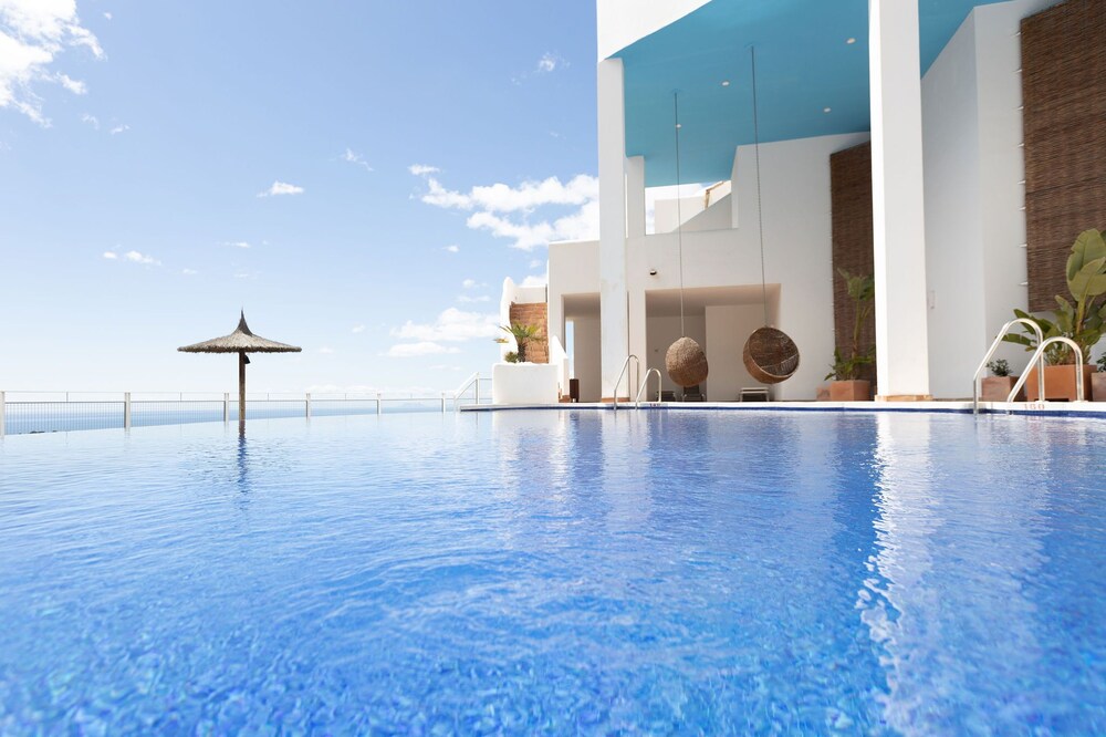 Luxurious 3 en-suite bed with 300 degree view of Mediterranean, Gibraltar,Africa