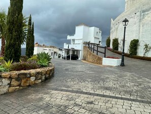 المنطقة المحيطة بالمنشأة