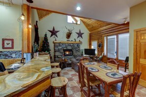Dining - Cabin with 2 bedrooms by the pool (Pigeon Forge)