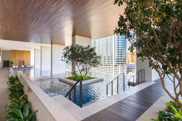 Una piscina al aire libre