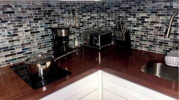 Réfrigérateur, micro-ondes, plaque de cuisson, cafetiÚre/bouilloire