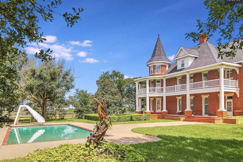 Pickleball & Pool Palace!!  9 bedroom Mansion + Amazing Game Room!!!