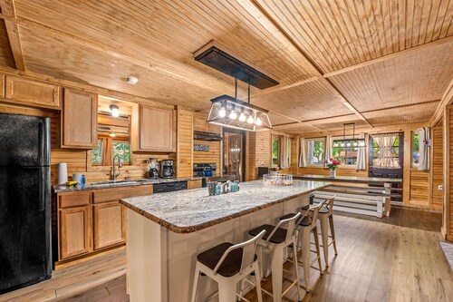 Lakeside Pet Friendly Cabin w/ Hot tub Game Rm Fireplace Elec Vehicle Charger