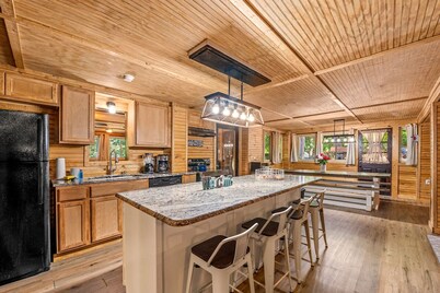 Lakeside Pet Friendly Cabin w/ Hot tub Game Rm Fireplace Elec Vehicle Charger