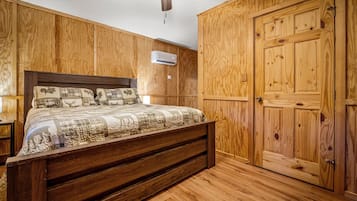 5 bedrooms, desk, iron/ironing board, free WiFi