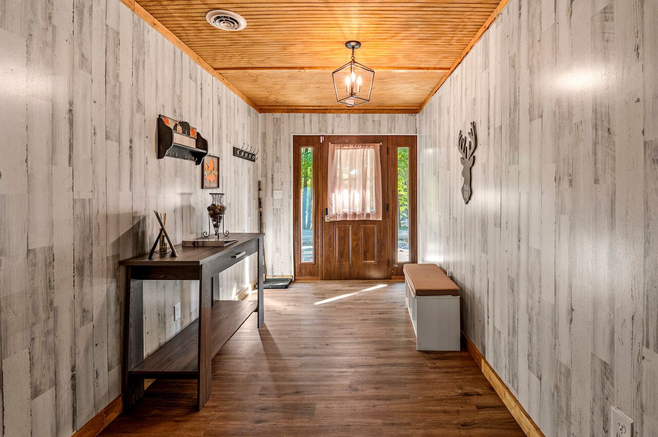 Lakeside Pet Friendly Cabin w/ Hot tub Game Rm Fireplace Elec Vehicle Charger