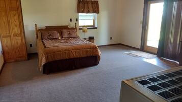 3 habitaciones, tabla de planchar con plancha y ropa de cama