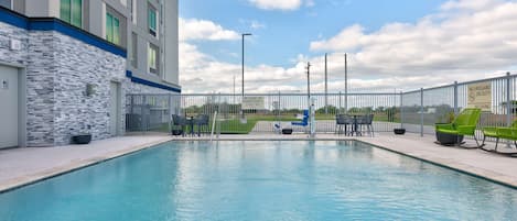 Una piscina al aire libre de temporada