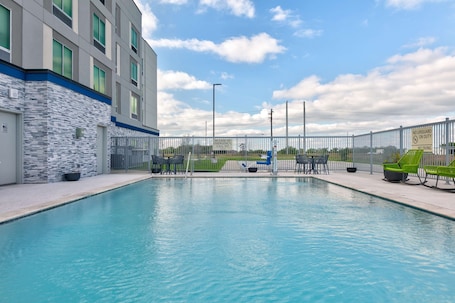 Una piscina al aire libre de temporada