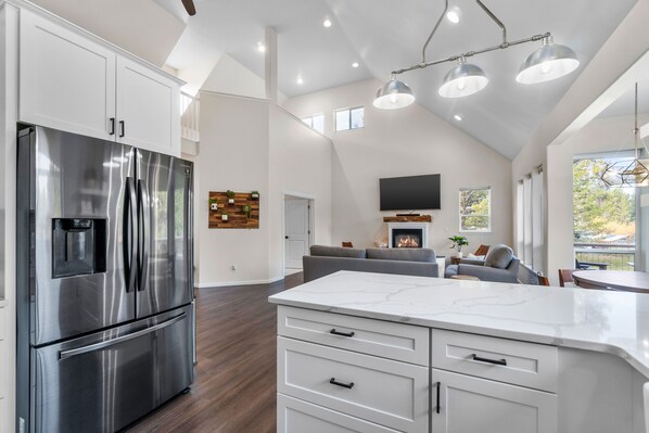 Kjøleskap, mikrobølgeovn, ovn og kokeplater