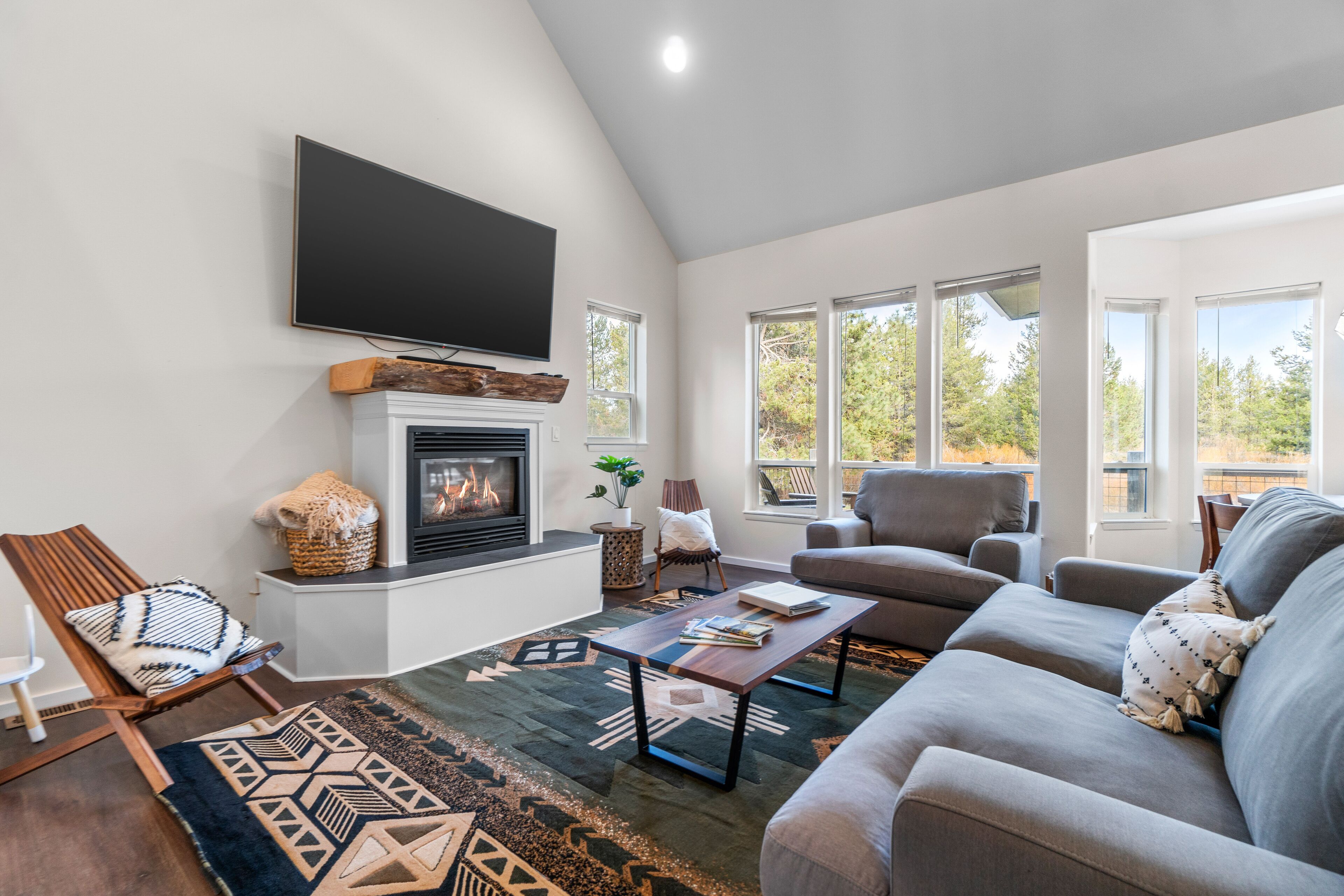 River Front House -20 min to Bend -25 min to Mt Bachelor - Sleeps 12