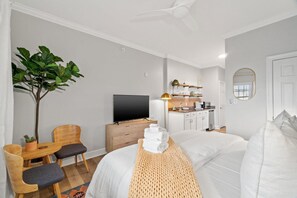 Tabla de planchar con plancha, wifi gratis y ropa de cama