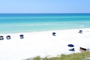 Beach nearby, sun-loungers, beach towels - 30A Beach Bungalow in Inlet: Steps from Sea, Pool with Golf Cart & Cruiser Bikes (Seacrest)