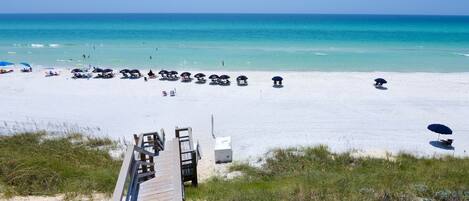 Playa en los alrededores, camastros y toallas de playa