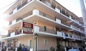 Front of property - SIROS HOTEL (Dio-Olympos)