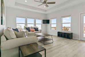 Smart TV, DVD player - Pelican Shores: Sun, Sand, and Serenity – 3BR Beachfront Retreat! (Gilchrist)