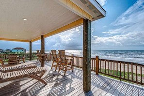Outdoor dining - Pelican Shores: Sun, Sand, and Serenity – 3BR Beachfront Retreat! (Gilchrist)