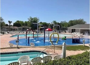 Una piscina cubierta, una piscina al aire libre