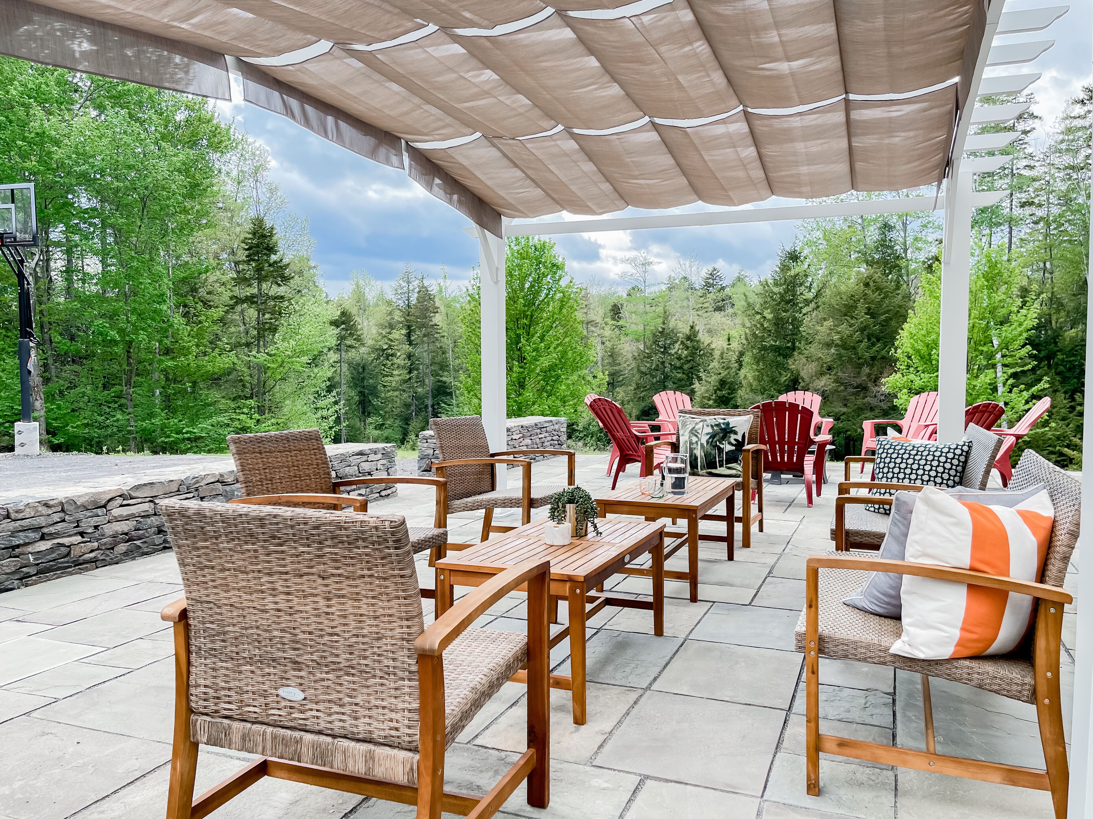 Contemporary, spacious home with a basement game room! 6 miles to Hunter Mtn.